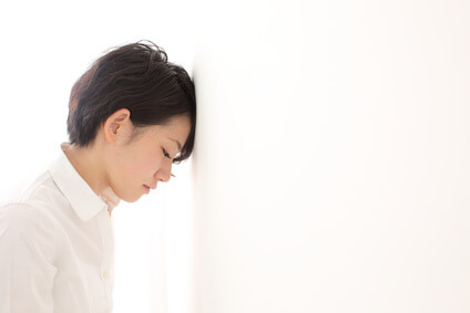 うつむく人の写真