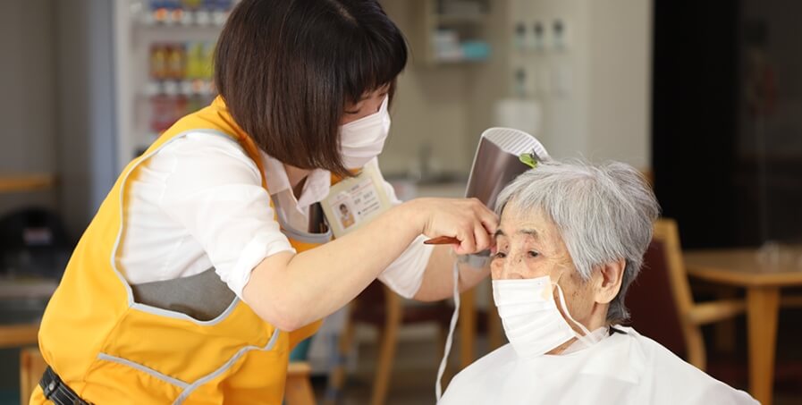 ヘアカット中のお客様とスタッフ