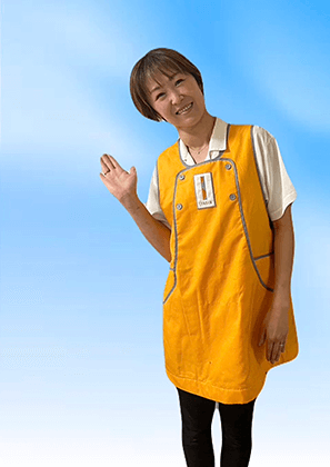 片手をあげるスタッフ